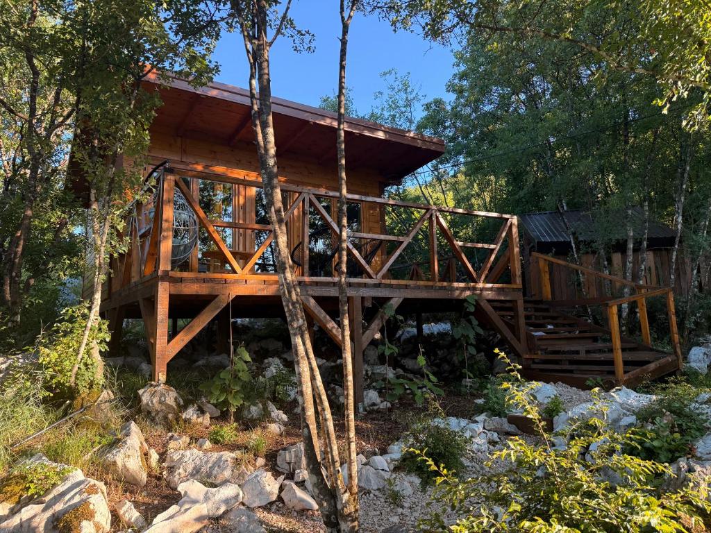 a tree house in the middle of the forest at Wilgano in Rvaši