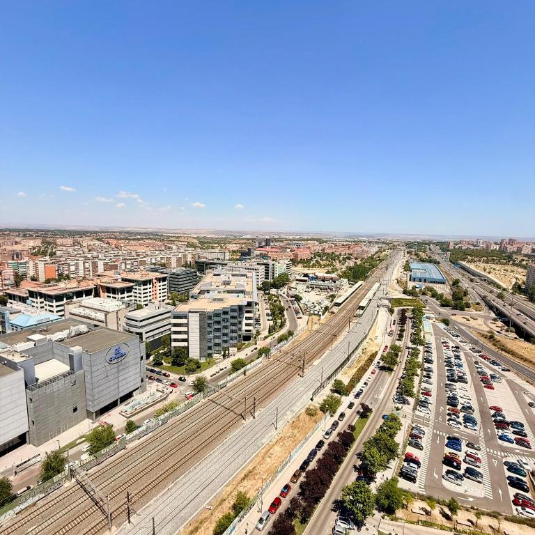 Living con terraza y parking para 8 en Sanchinarro