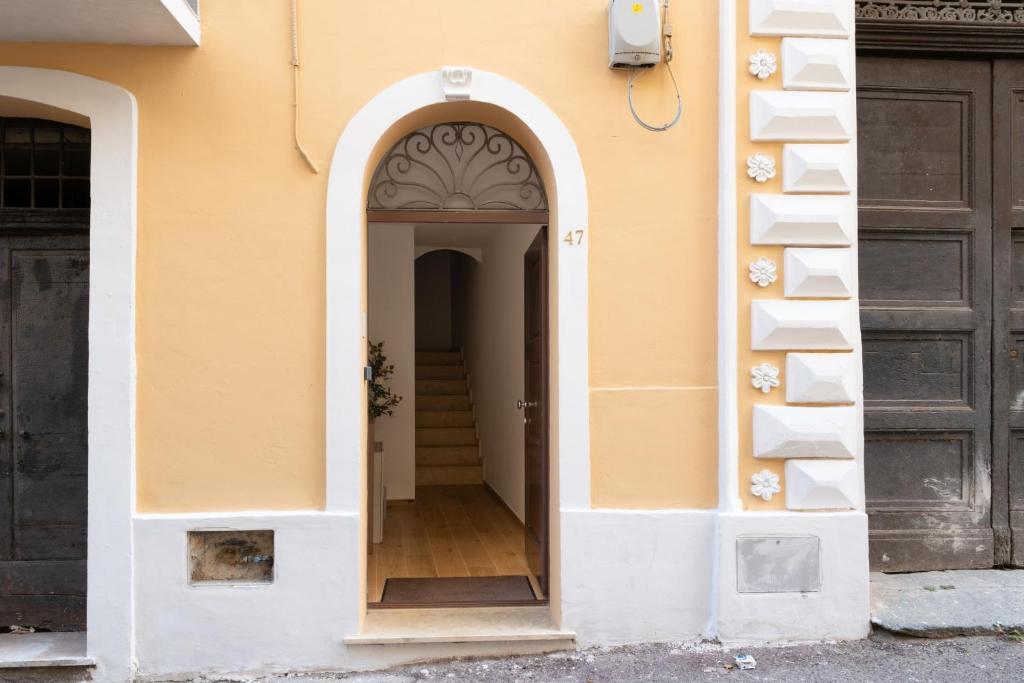 an archway in a building with a door at Torre 47 - 49 Rooms in Lamezia Terme