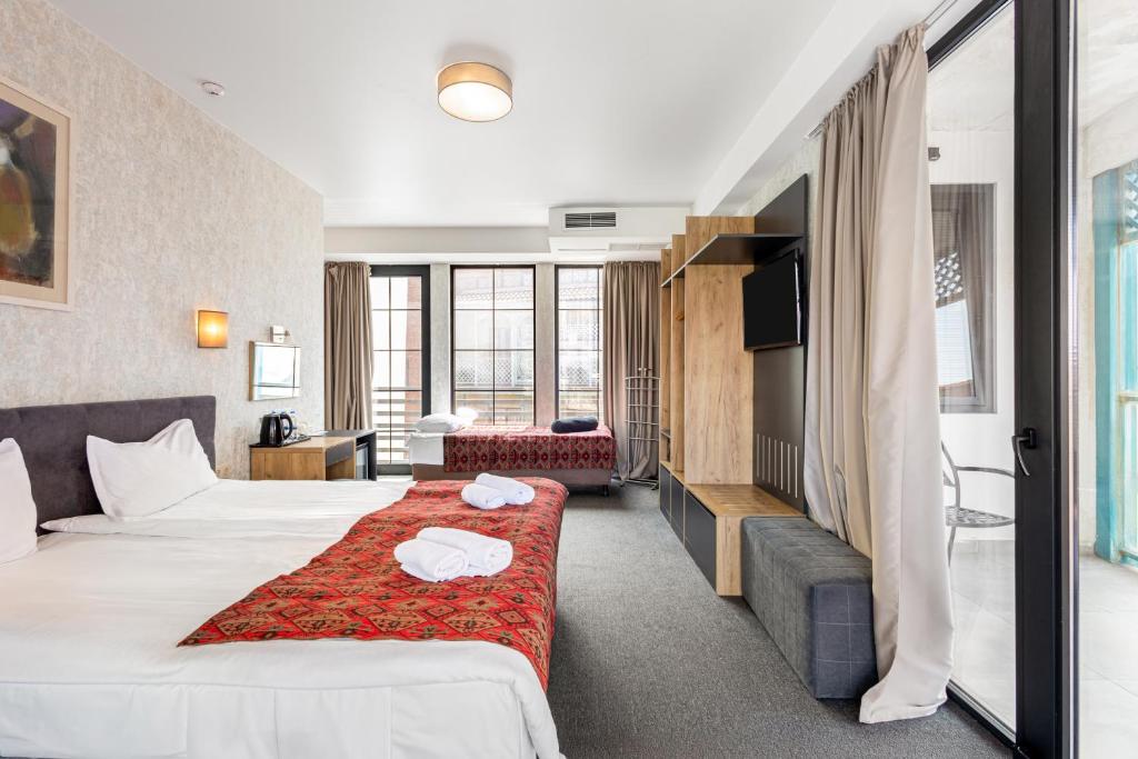 Brooch Boutique Hotel - Triple Room With Balcony