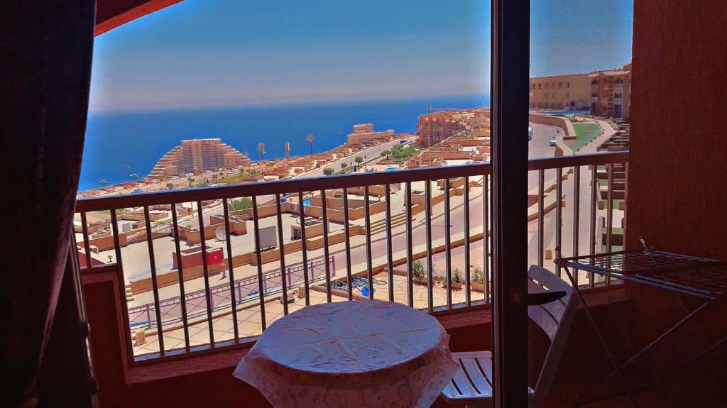 a room with a balcony with a view of the ocean at Chalet in Porto Sokhna Hanging Gardens - Fifth Terrace Sea View شاليه في بورتو السخنة - الحدائق المعلقة - المصطبة الخامسة - إطلالة بحر مباشر in Ain Sokhna