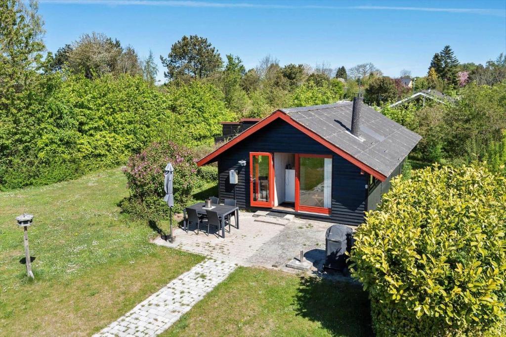 a small cabin in the middle of a yard at 8256-Vordingborg-Kastaniegardsvej-4 in Vordingborg