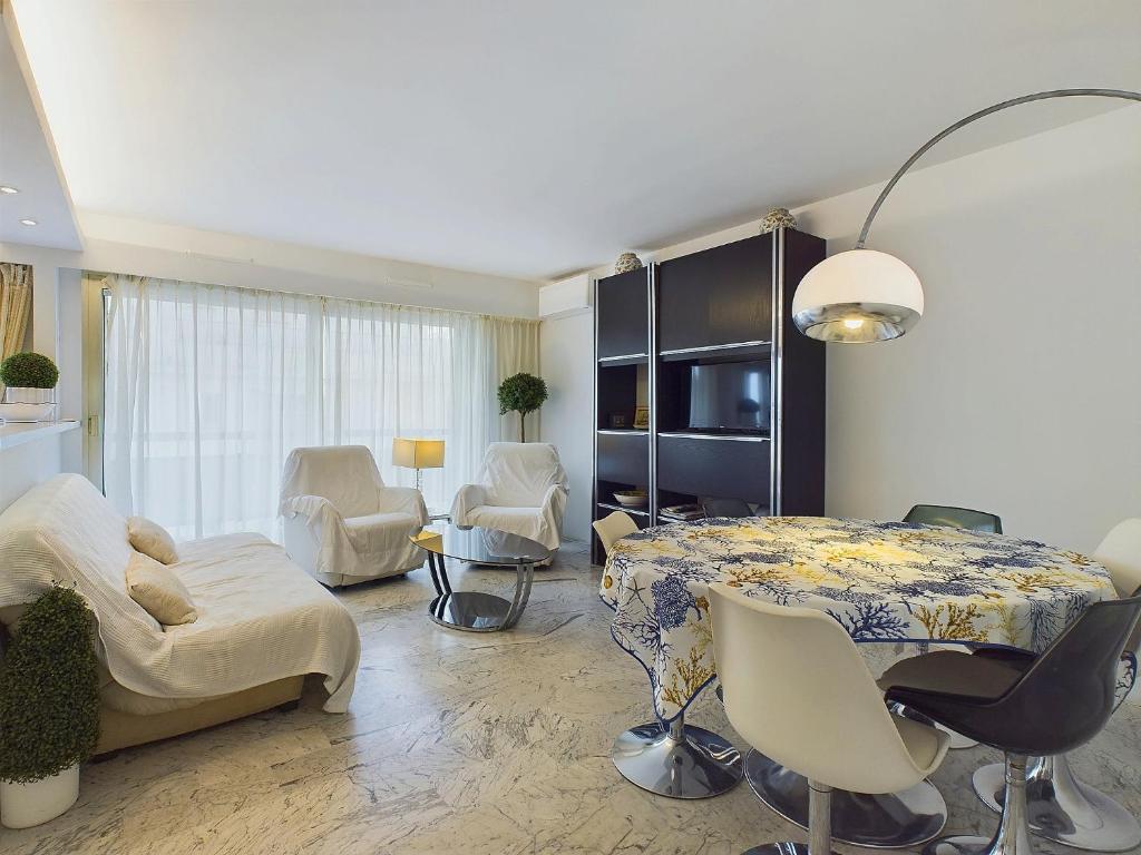 2 bedroom, 2 bathrooms, 2 mins from the Croisette, Monod 348
