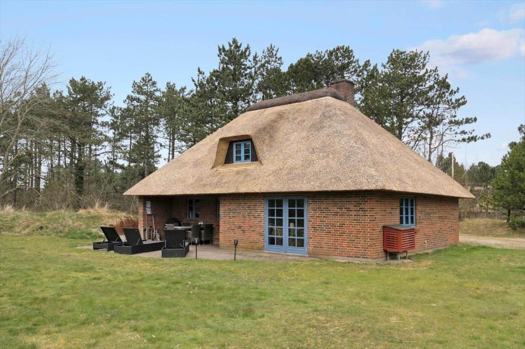 a small brick house with a thatched roof at 0213-Romo-A-Hveyselsvej-3 in Høm