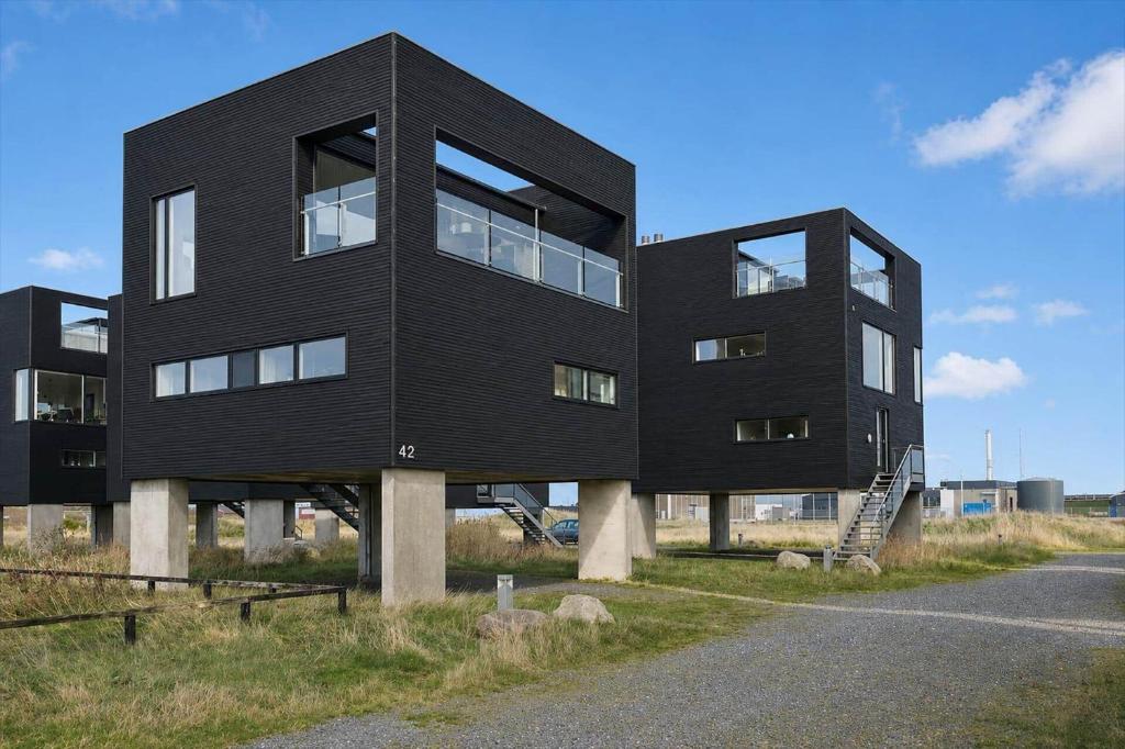 a black building on the side of a road at 0385-Romo-Hollaenderstraedet-42 in Høm