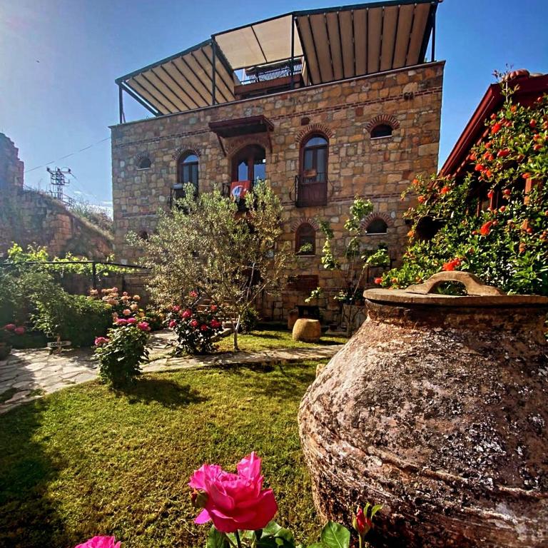 a house with a large vase in front of it at Qekik Boutique Kazdağları in Arıklı