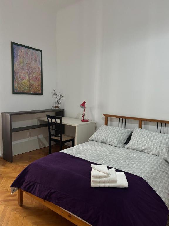a bedroom with a bed with two towels on it at Ultra Central Cluj-Napoca in Cluj-Napoca