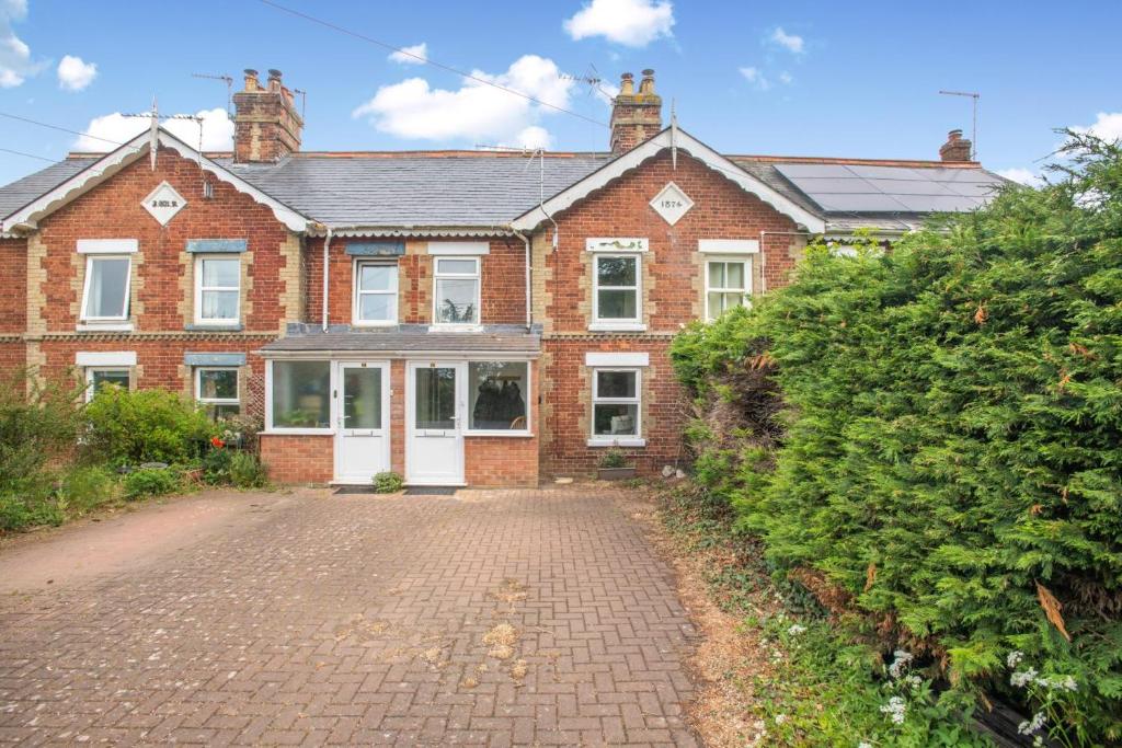 an old brick house with a cobblestone driveway at 2 Bed in Reedham oc-c31116 in Haddiscoe