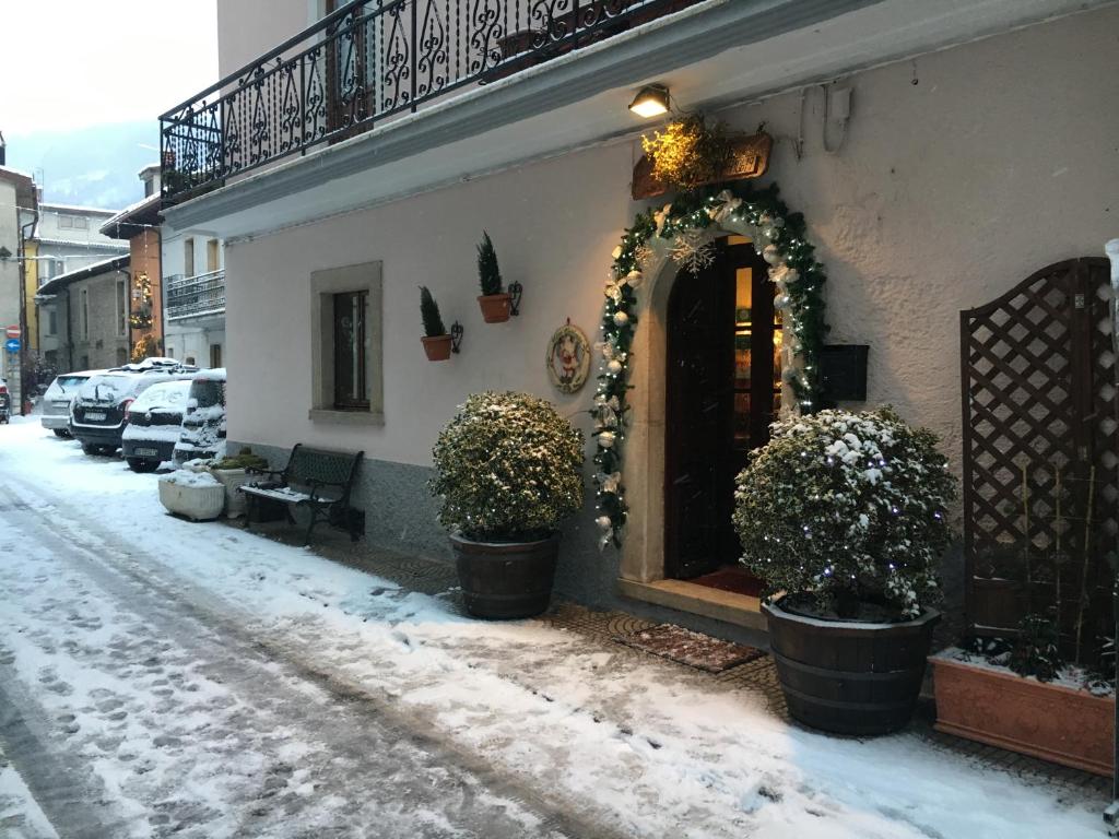 a building with a christmasreath on the side of it at Albergo Pensione Paola in Pescasseroli