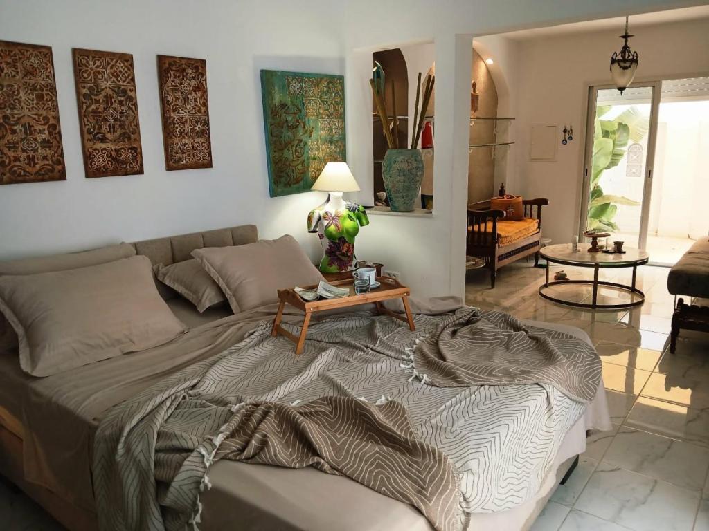 a living room with a large bed and a table at Lucky Day in La Marsa