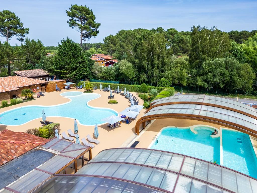 an overhead view of a swimming pool at a resort at Résidence Pierre & Vacances Les Cottages Du Lac in Parentis-en-Born