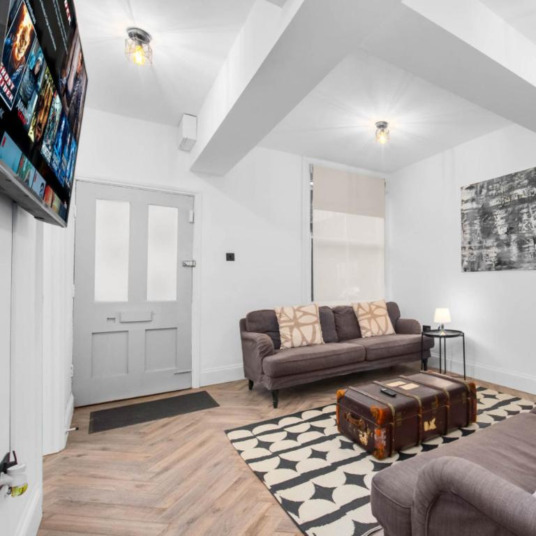 a living room with a couch and a tv at Modern 3 Bed Townhouse - Wolverhampton Centre - Gated Development - Bedroom TV 1CO in Wolverhampton