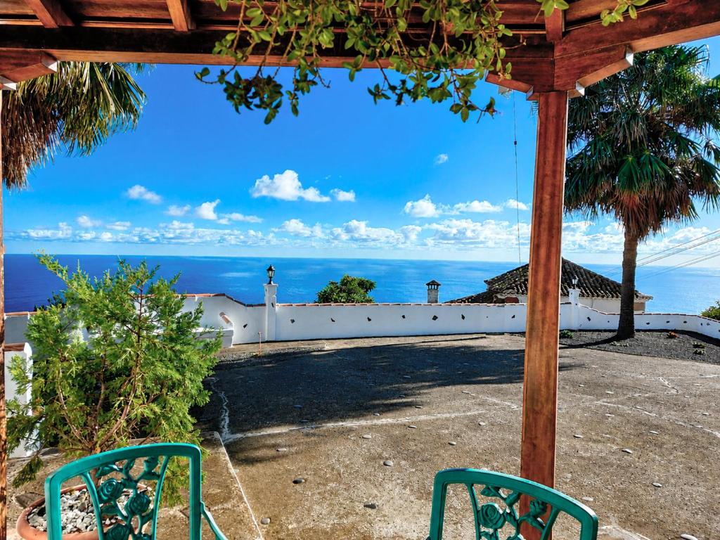 a view of the ocean from a gazebo at Peluquina in Barlovento