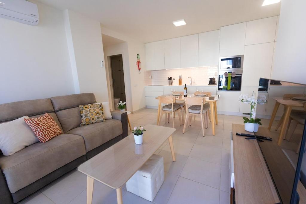 Modern Apt 2BR with balcony and gym HH