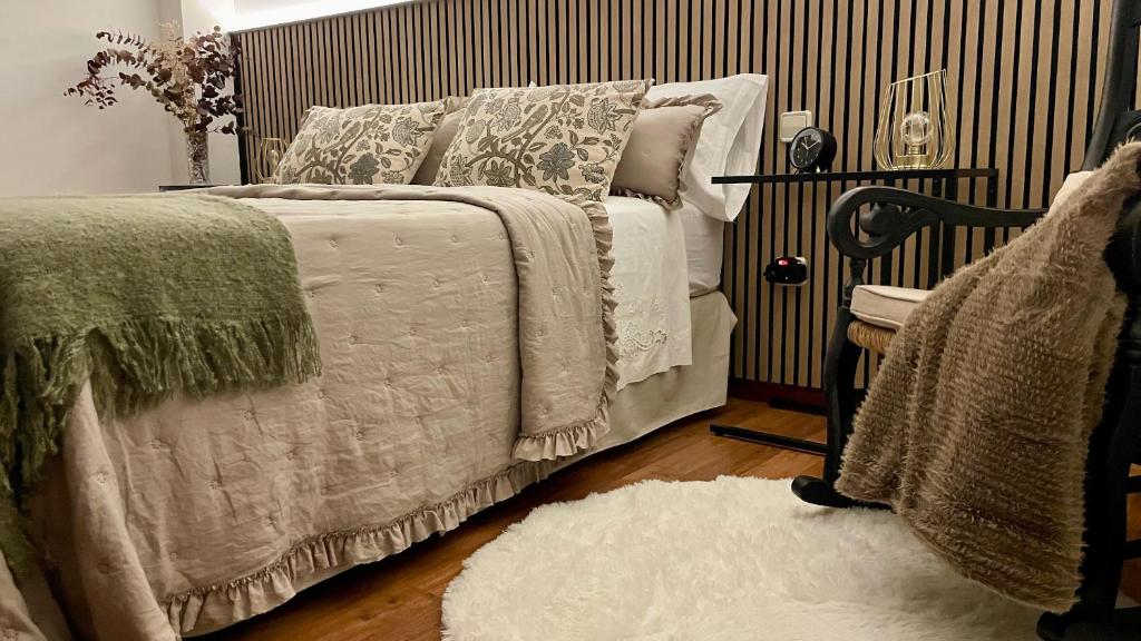 a bedroom with a bed and a rug at Ocre y Cal in Consuegra