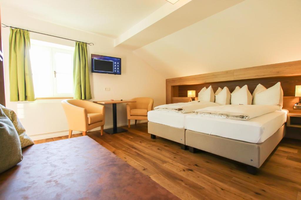 Postel nebo postele na pokoji v ubytování Hotel - Wirts'haus "Zum Schweizer"