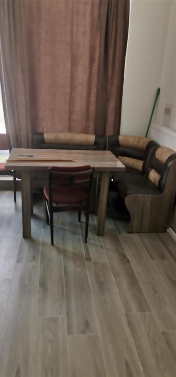 a living room with a table and a couch at Auto in Surami