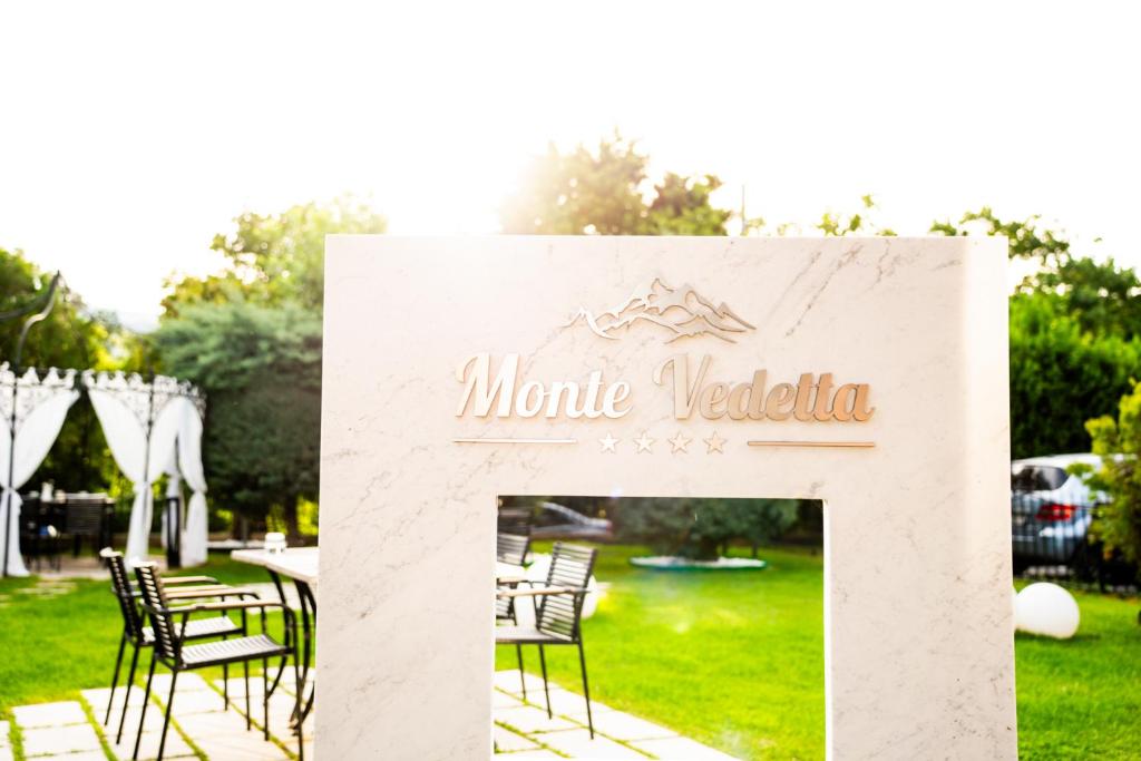 ein Schild für eine Morris-Hochzeit in einem Park in der Unterkunft Monte Vedetta in Sliven