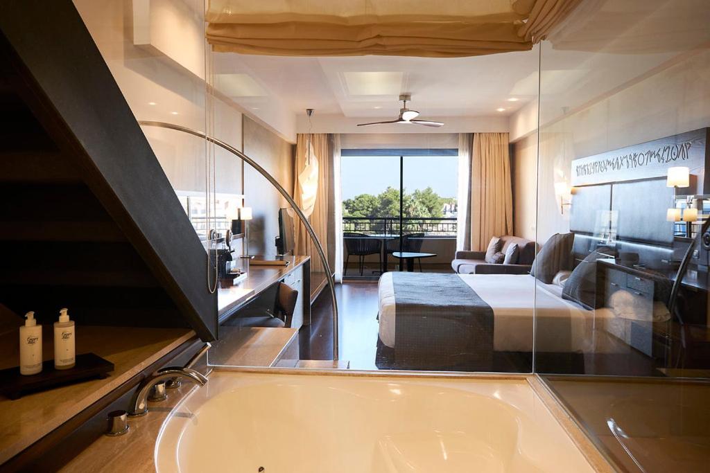 Insotel Fenicia Prestige Suites & Spa - Jacuzzi privado en la habitación en Santa Eulària des Riu