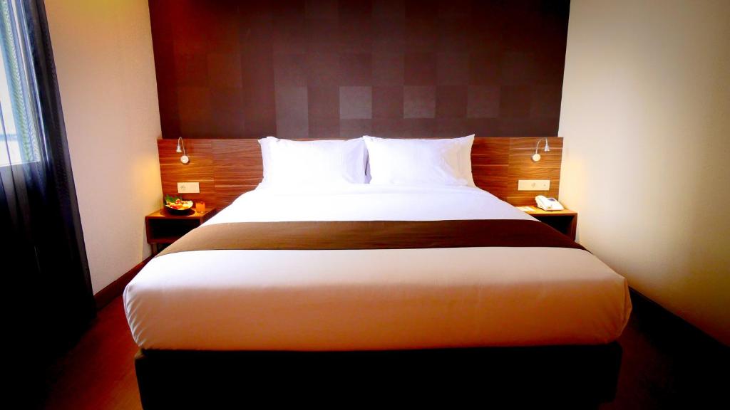 Postel nebo postele na pokoji v ubytování PRIME PARK Hotel & Convention Pekanbaru