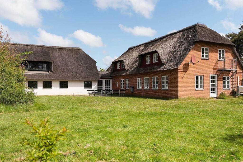 an old barn with a thatched roof on a field at 0397-Romo-Engvej-40 in Høm