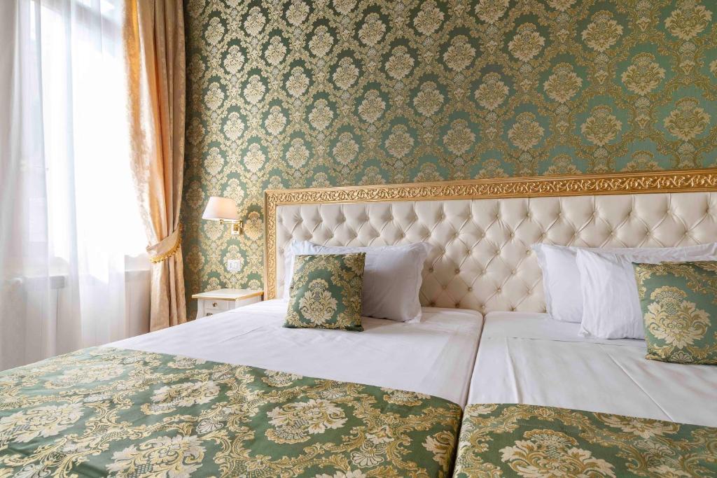 a bedroom with a king sized bed and a window at Rialto Charm Boutique in Venice
