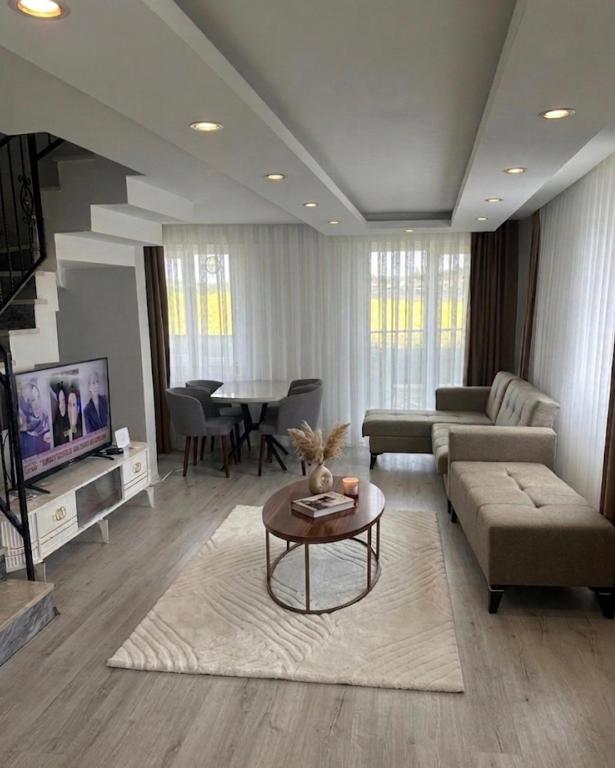 a living room with a couch and a table at İkizler villa in Edirne
