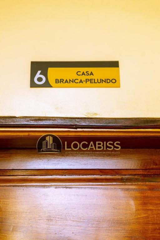 a sign on top of a wooden drawer at Casa-Branca Pelundo in Rufisque