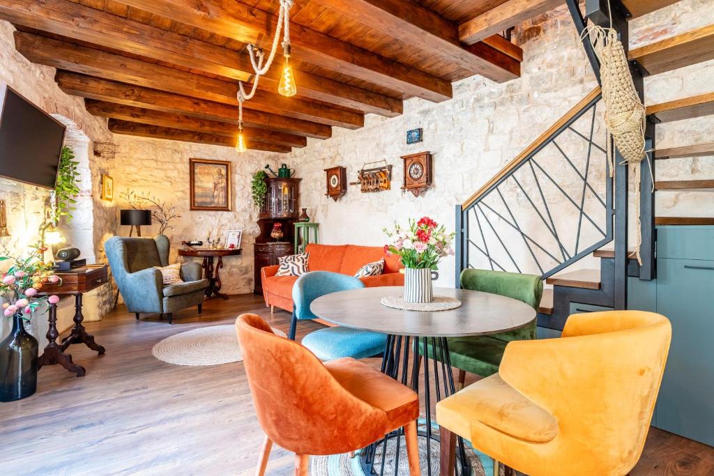 Traditional apartment Vedran in a stone house in the very center of Trogir