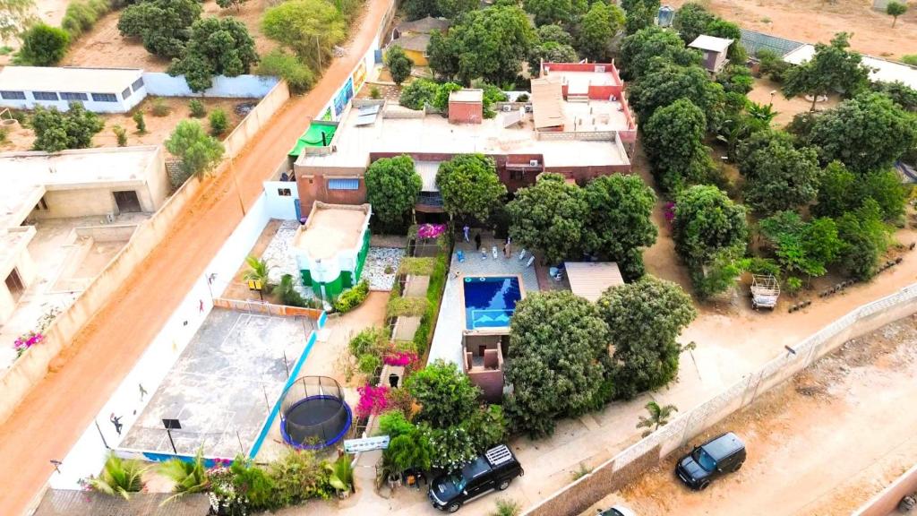 an aerial view of a house with a pool at Ecogîte Dégg-Jàmm in Mbour