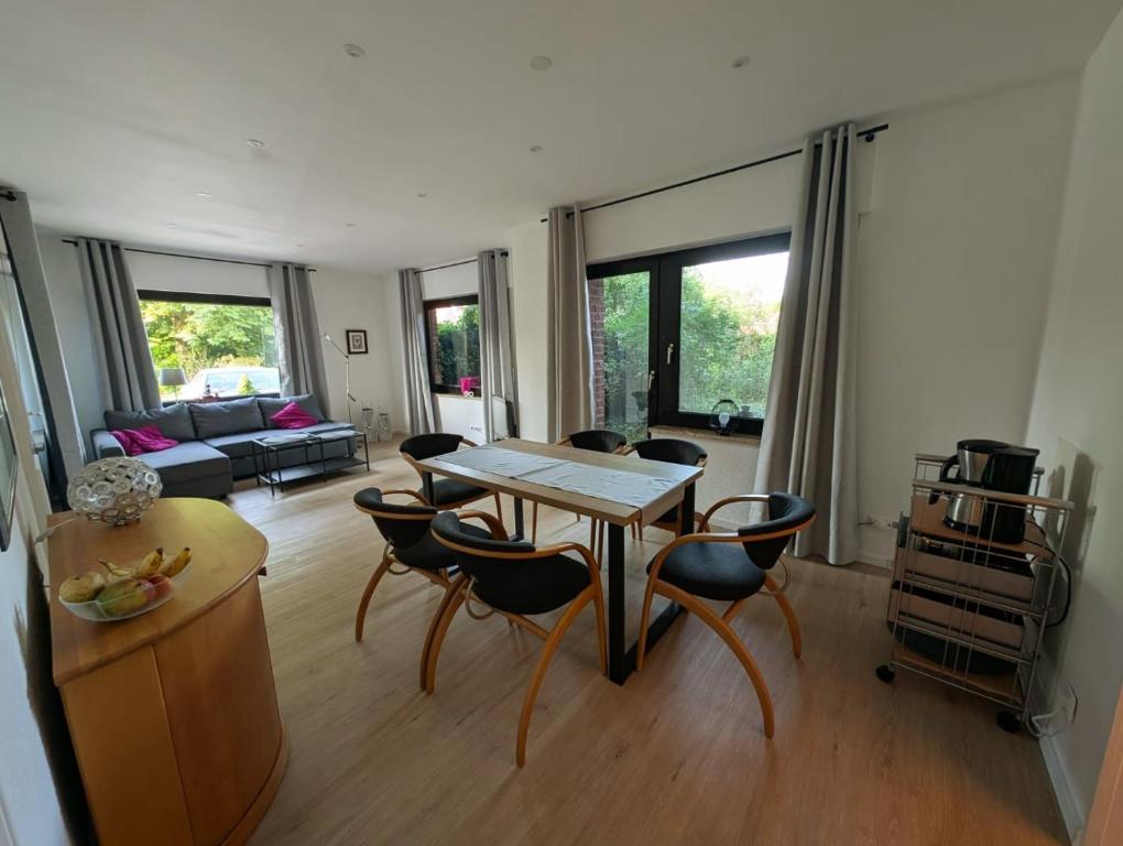 a living room with a table and chairs and a couch at Seemöwe im Haus Windrose in Butjadingen