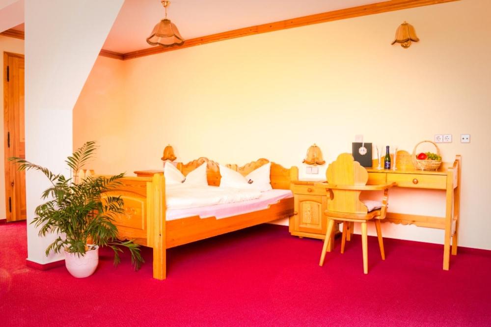 Кровать или кровати в номере Hotel Schloßblick Trebsen
