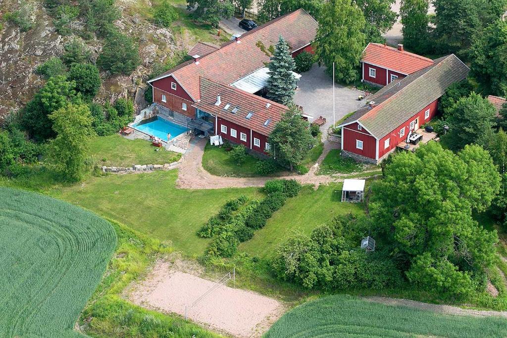 uma vista aérea de uma grande casa vermelha com uma piscina em Ilmaristen Matkailutila em Lieto
