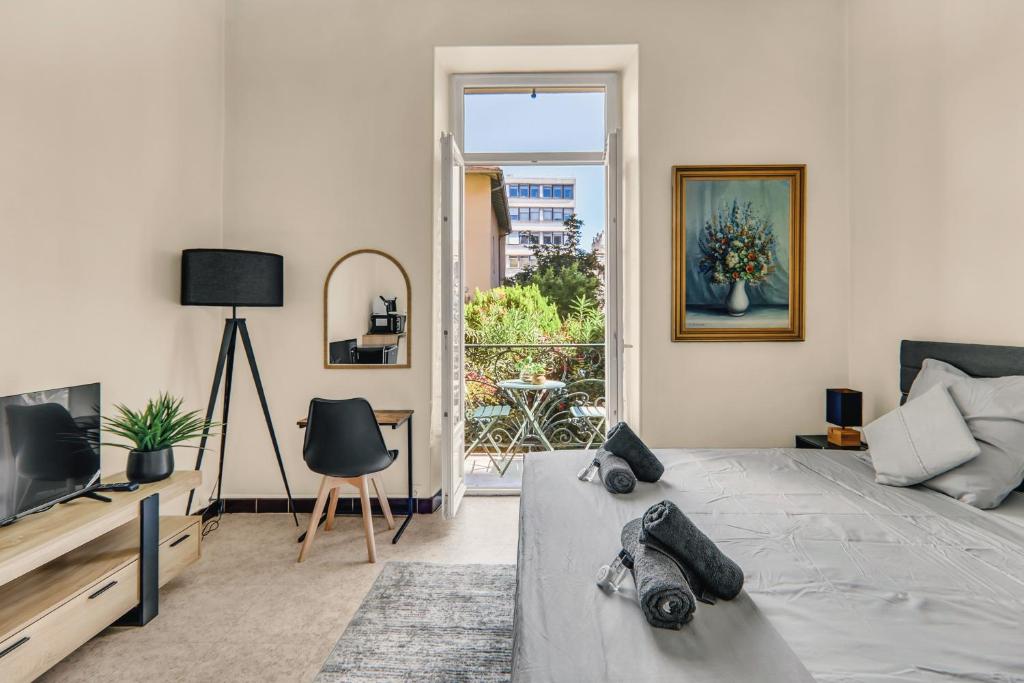 Charming studio, balcony with garden view, Nice Libération