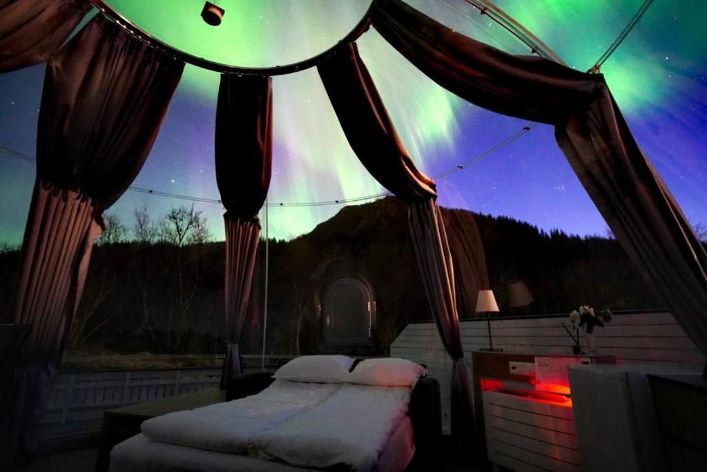 a bedroom with two beds and a view of the stars at Banpim Aroradome and jacusszy in Gravdal