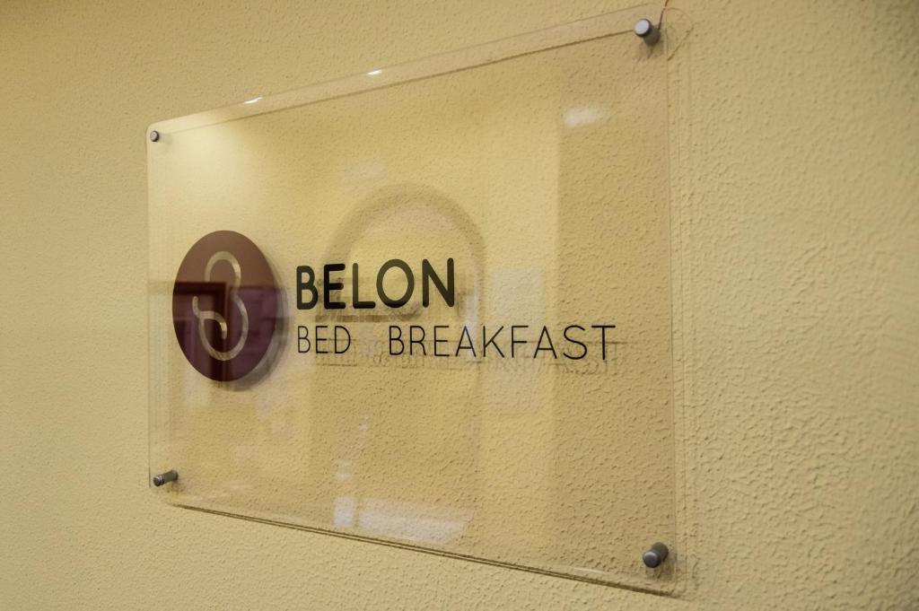 un cartello su un muro con le parole "Delirio bed breakfast" di Belon B&B poli casilino a Roma