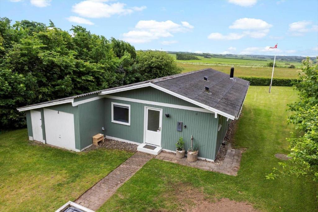 an overhead view of a green shed in a field at LF11101-Struer-Blabaervej-12 in Struer