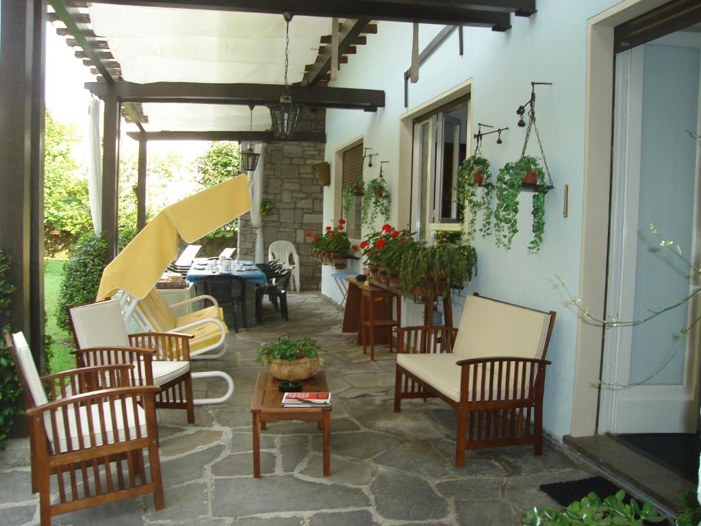 eine Terrasse mit einem Haufen Stühle und einem Tisch in der Unterkunft Bed & Breakfast Gli Oleandri in Stresa