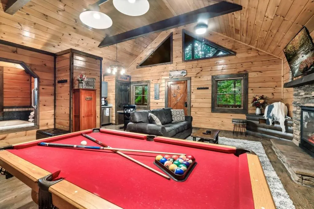 Cute Couples Cabin with Hot Tub Theater Fire Pit