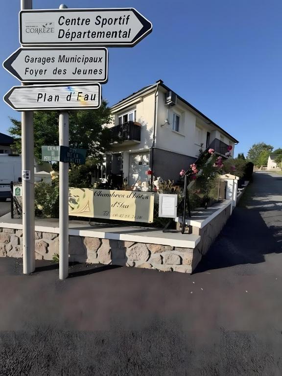 a street sign in front of a building at Chambres d'hôtes d'Isa in Bugeat