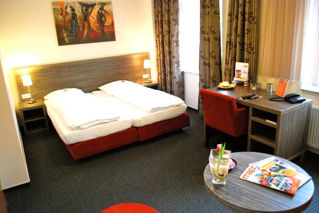 Postel nebo postele na pokoji v ubytování Hotel Dietrichsdorfer Hof