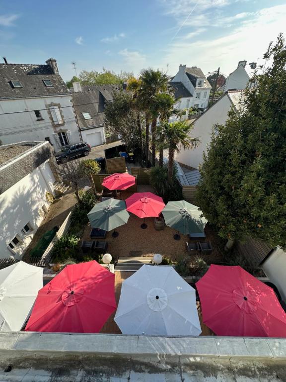 eine Draufsicht auf eine Ansammlung von Regenschirmen in der Unterkunft Hotel les Alignements in Carnac