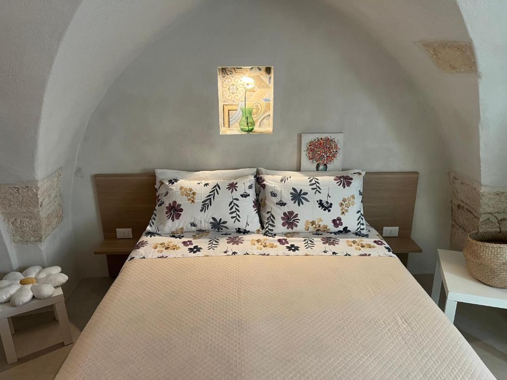 a bedroom with a bed with flowers on it at La Dimora del Gigante in Carovigno