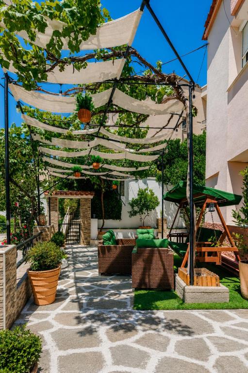 Yiayia's Kalesma - Private Garden View