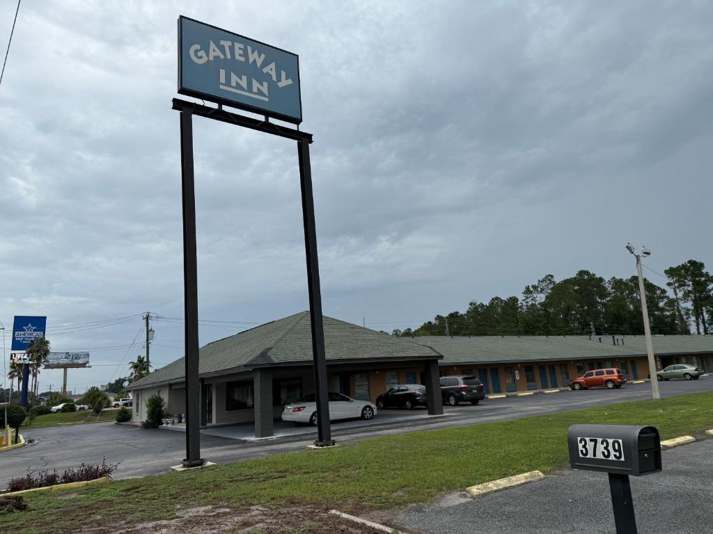 a sign for a inn in front of a parking lot at Gateway Inn in Lake City