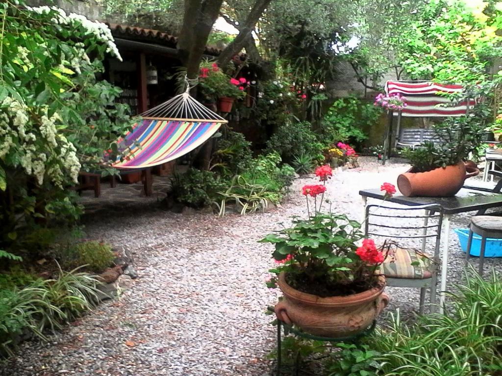 een tuin met een hangmat en enkele planten en bloemen bij Cà da Nalda in Lavagna