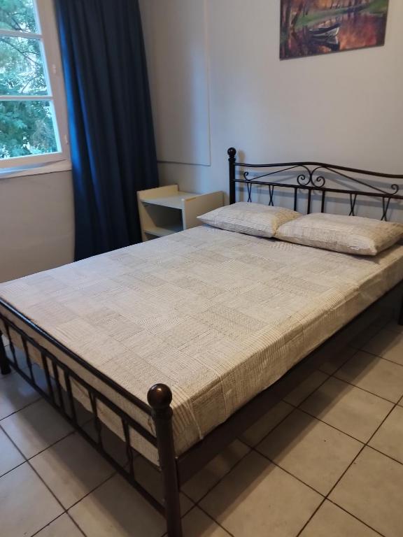 Aharnon 211 room 2