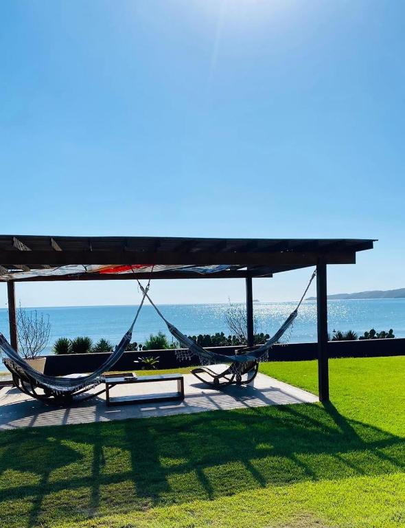eine Hängematte mit Blick auf das Meer in der Unterkunft Casa do Ventoo in Búzios
