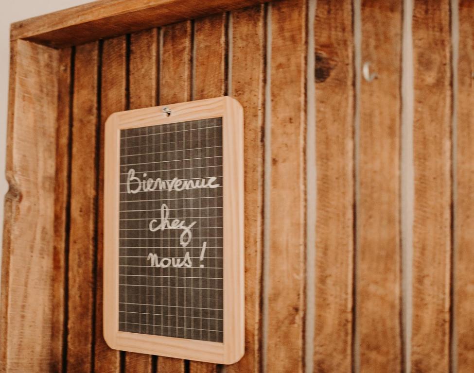 a window on a wall with a sign on it at Le Classique in Saint-Sulpice-le-Guérétois