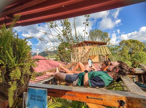 a man and woman laying on a table at Hostal Vistaguila in Salento